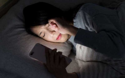 10 mẹo bảo vệ đôi mắt bạn nhất định phải biết nếu thường xuyên xem màn hình điện thoại trong đêm