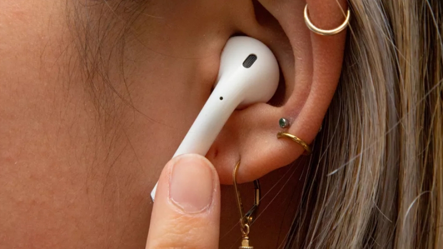 AirPods trong tương lai có thể có xác thực sinh trắc học trên ống tai nghe