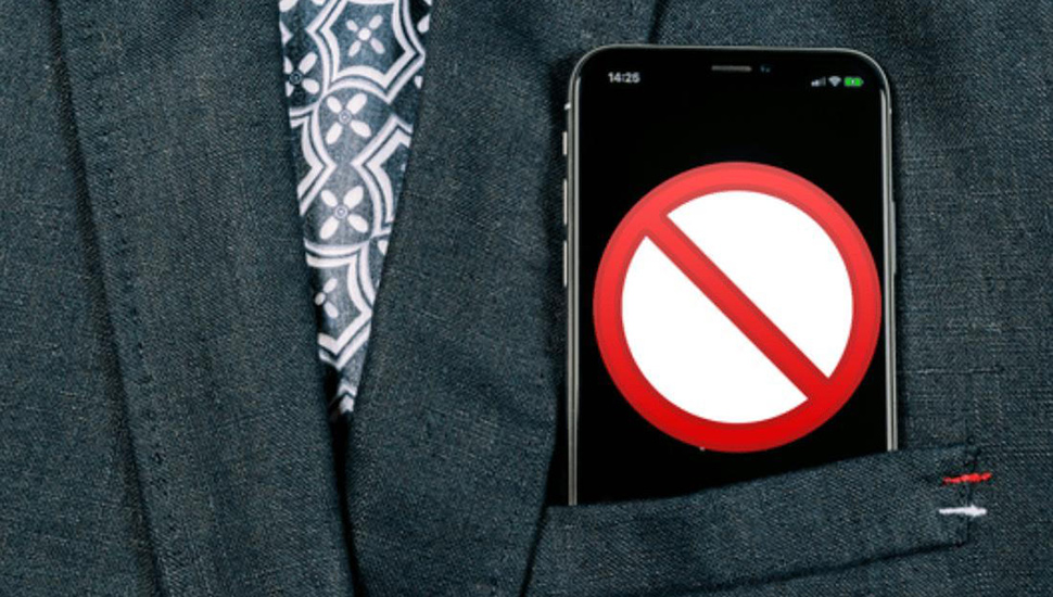 Apple đưa cảnh báo: giữ điện thoại cách ngực tối thiểu 15cm