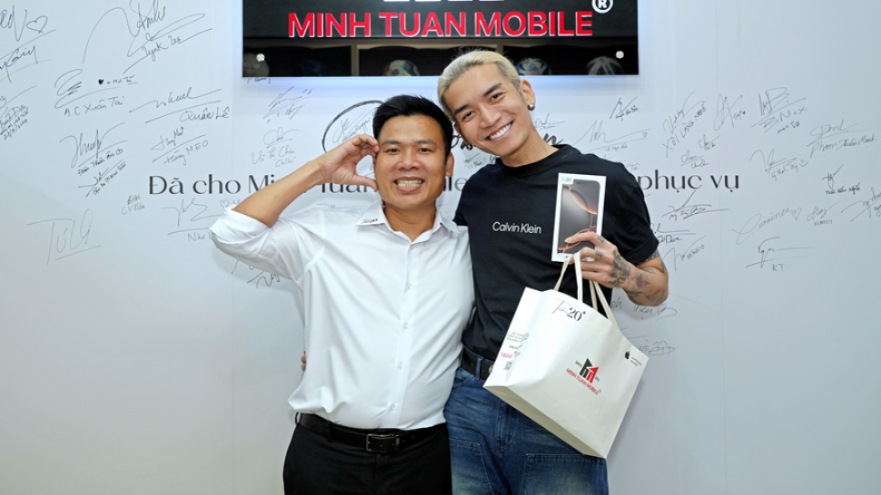 BB Trần rạng rỡ trải nghiệm iPhone 16 Pro Max