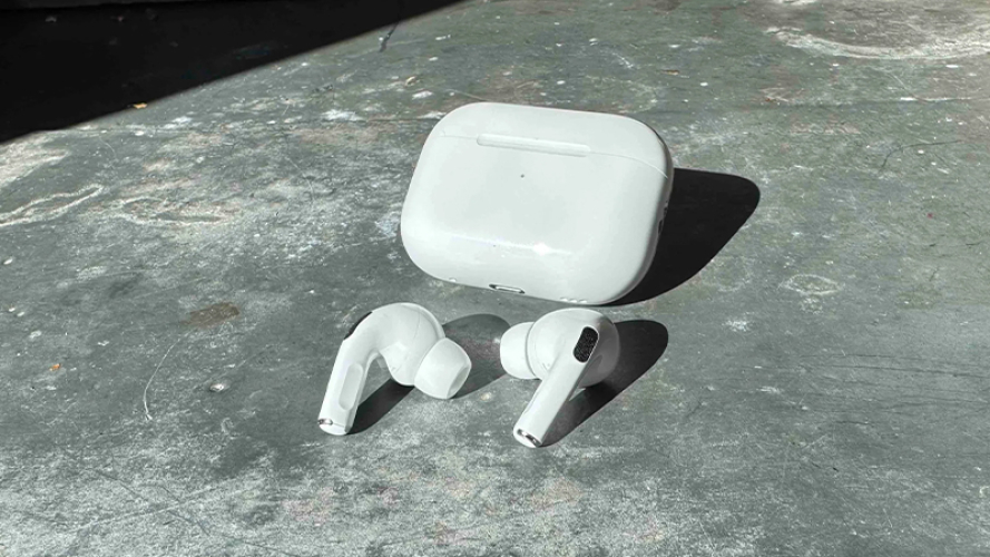 Cách thay đổi âm lượng AirPods Pro 2 bằng cách vuốt cảm biến ngón tay