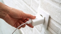 Cắm cục sạc liên tục vào ổ điện có tốn điện không và 5 tác hại tiềm ẩn bạn nên biết