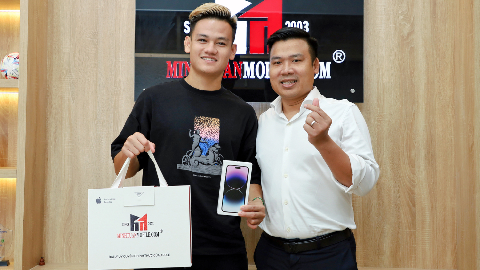 Chân sút đắt giá Hồ Tấn Tài chọn iPhone 14 Pro Max