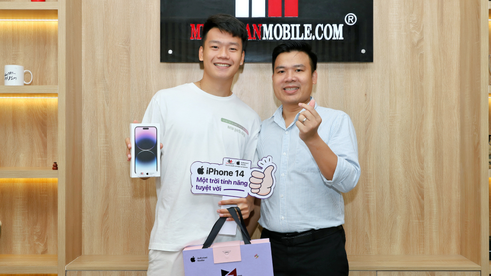 Chân sút Nguyễn Thành Chung cũng mê mẩn iPhone 14 Pro Max
