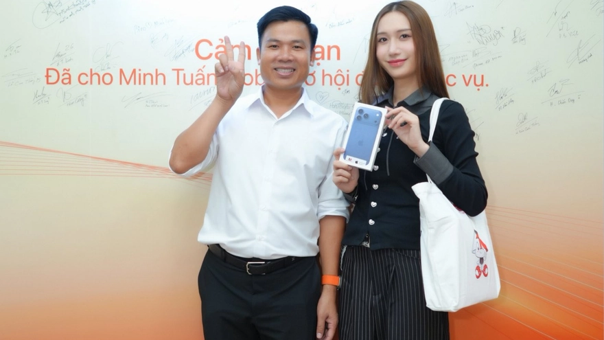 Chị đẹp LynkLee ghé Minh Tuấn Mobile sắm iPhone 17 Pro Max