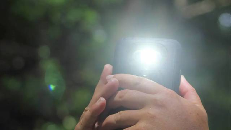 Sử dụng điện thoại làm đèn pin có gây hại gì không?