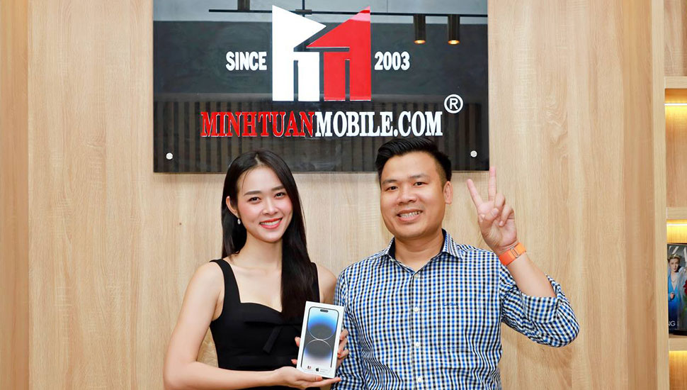 Diễn viên Diệp Bảo Ngọc rạng rỡ bên cạnh iPhone 14 Pro Max 512GB