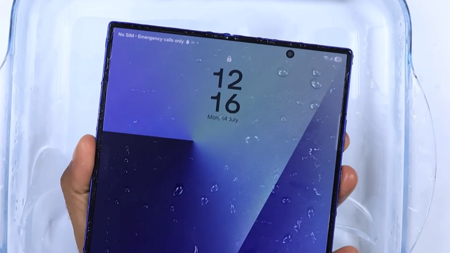 Độ bền Galaxy Z Fold7 gây bất ngờ qua loạt bài test