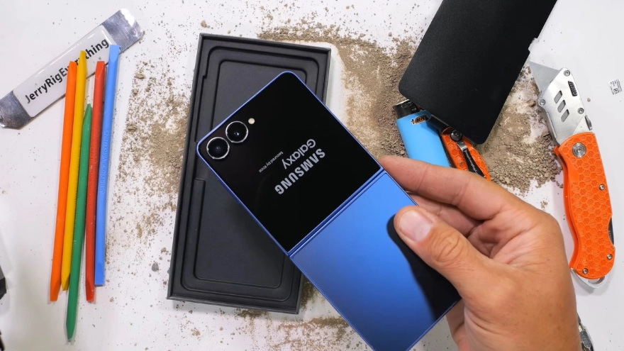 Galaxy Z Flip7 vượt qua bài drop-test khắc nghiệt