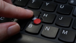 Giải mã bí mật chấm đỏ trên bàn phím laptop ThinkPad
