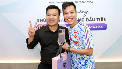 Hoàng Rapper hớn hở đón iPhone 14 Pro Max về nhà