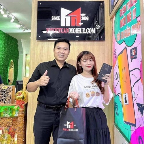 Hot girl Trang Nơ FAPTV ghé ủng hộ 12 ProMax và lời feedback dễ thương