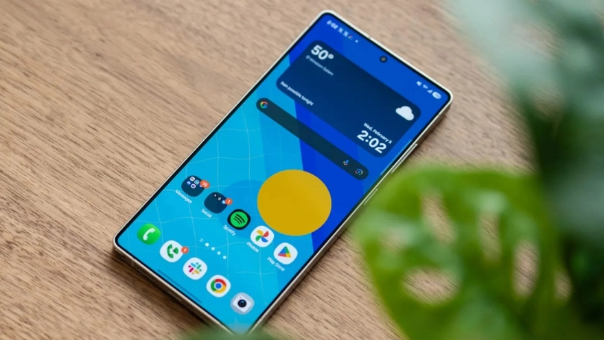 Lần đầu Samsung “phá lệ”, dùng màn hình ngoài cho Galaxy