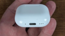 Lỗ tròn dưới đáy hộp sạc AirPods để làm gì? Giải đáp chi tiết