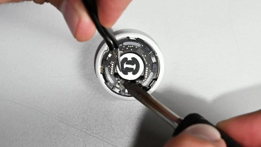 Mổ bụng AirTag 2: Loa to hơn 50% nhưng dễ bị ngắt!