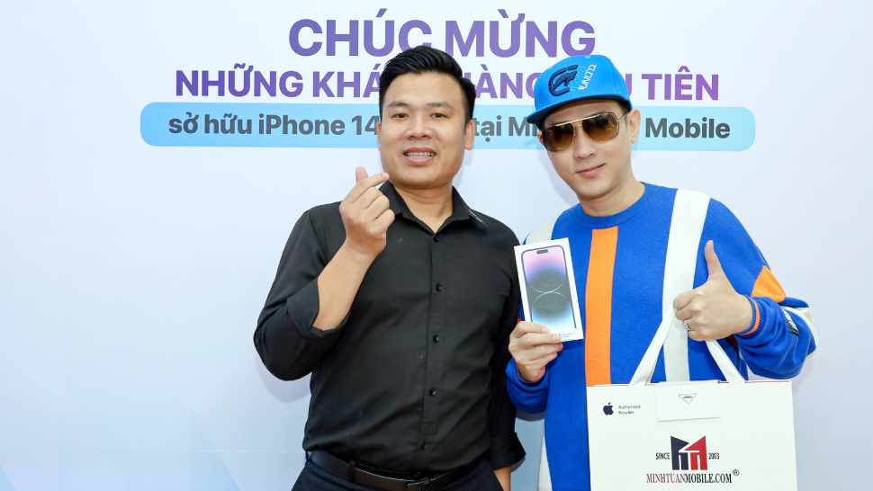 Nam ca sĩ Nguyên Vũ trẻ trung rước iPhone 14 Pro Max 