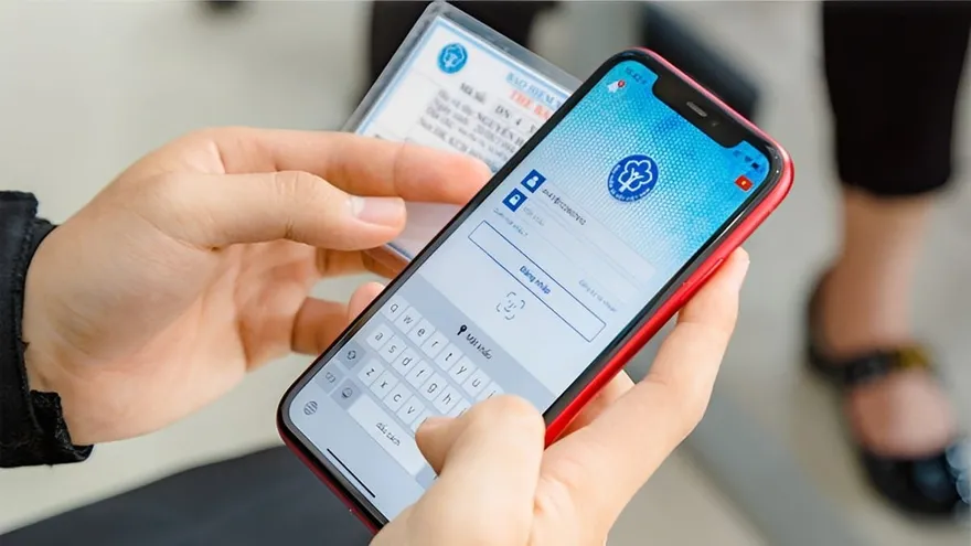Ngừng cấp thẻ BHYT giấy từ 1-6-2025: Người dân cần làm gì?