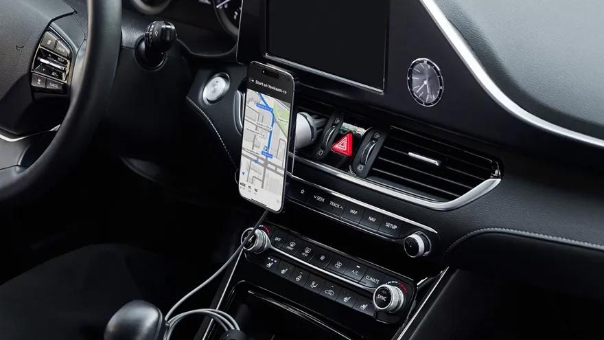 Sạc pin iPhone trong ô tô: Nguy cơ tiềm ẩn