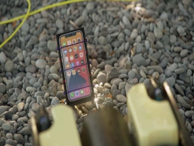 iPhone 12 sống sót trong bài kiểm tra khả năng chống nước lên đến 20m trong lòng hồ đóng băng