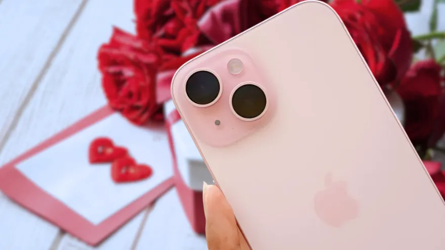 iPhone 15 Hồng: Món quà ngọt ngào cho mùa yêu 2025