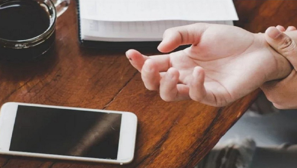 Làm gì khi tay bị tê nhức do cầm điện thoại quá lâu?