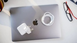 Cách chọn sạc MacBook Air M5 an toàn, sạc nhanh đúng chuẩn