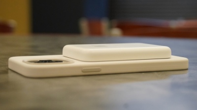 Trên tay bộ pin Magsafe: Dày bằng iPhone 12, sờ mịn, hút mạnh và sạc được cả AirPods