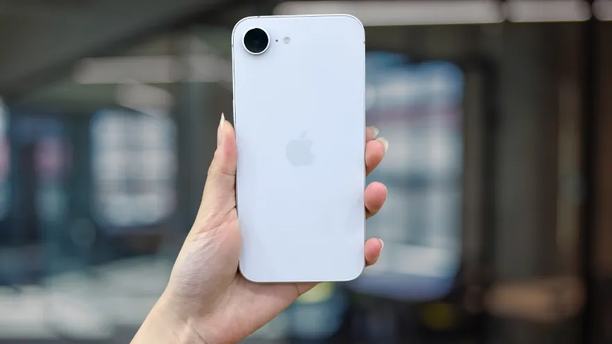 Trên tay iPhone 16e: Nhỏ gọn nhưng đầy bất ngờ!