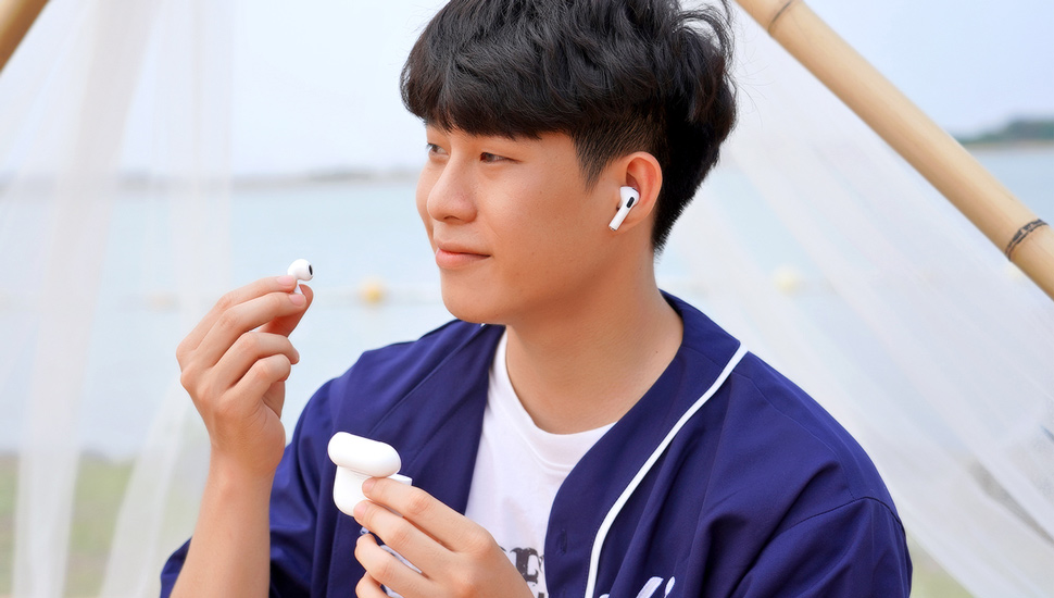 Vì sao một bên AirPods mau hết pin hơn bên còn lại?