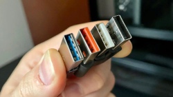 Vì sao cổng USB-A có màu sắc, còn USB-C thì không?