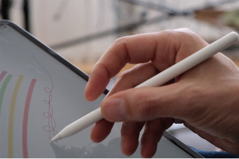 Apple Pencil viết mượt mà, thay đổi công cụ bằng cảm biến ở mặt hông