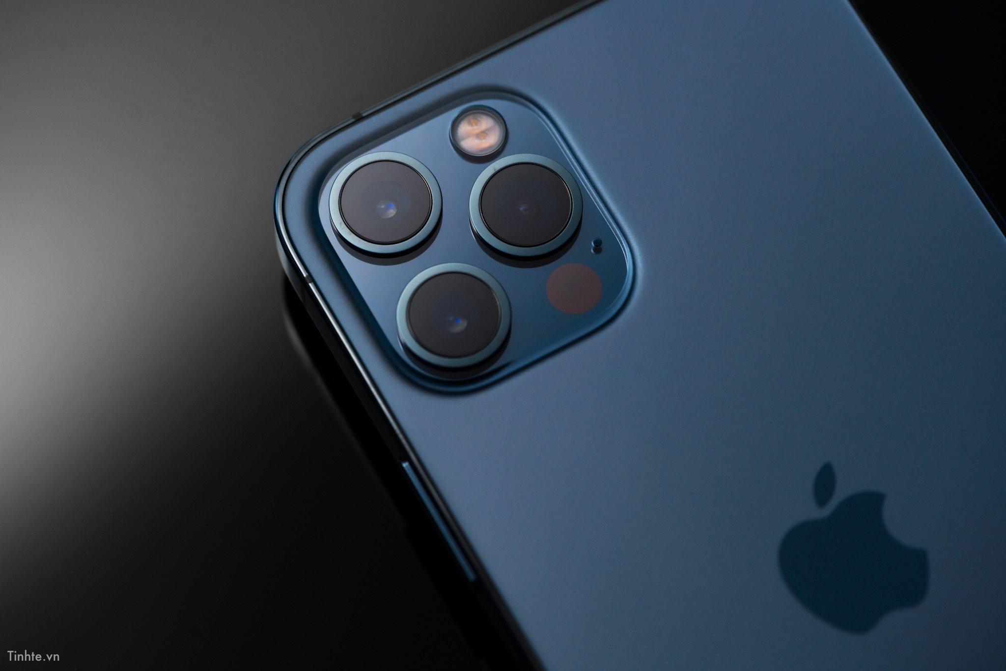 iPhone 12 Pro có cụm 3 camera độ phân giải cao và thiết kế dễ nhận biết