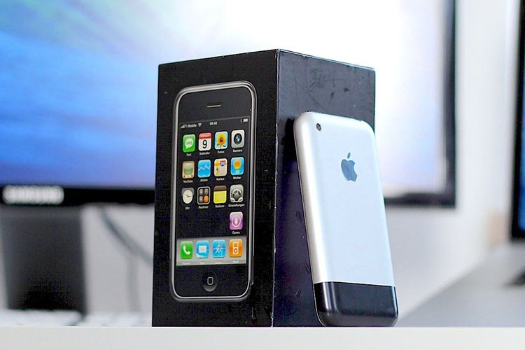 iPhone 2G đầu tiên năm 2007 dung lượng pin cao nghe nhạc 8 tiếng