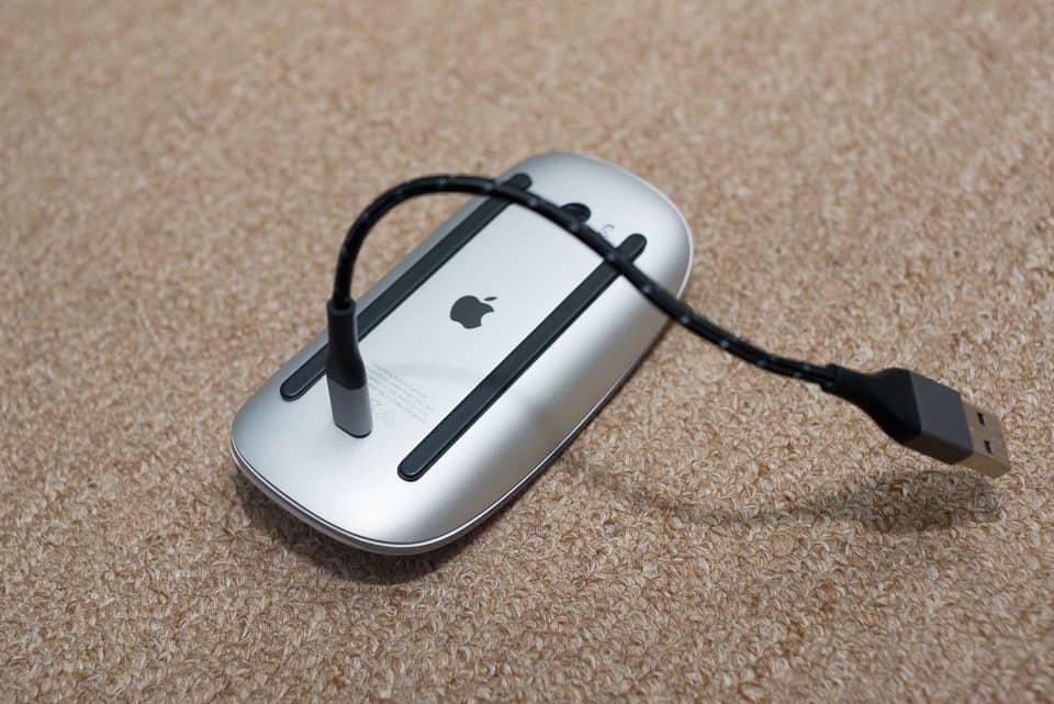 Apple Magic Mouse 2 MLA02 sử dụng cổng sạc Lightning