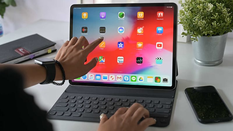iPad Pro 11 2020 linh động chuyển đổi cách sử dụng như laptop khi kết nối với bàn phím rời