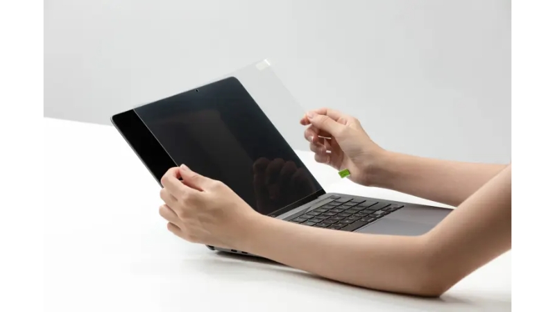 Dán màn hình MacBook Air 13.6 inch M2 M3 M4 Innostyle Crystal Guard Tempered Glass-TG-HQ-2681-3